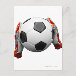 Carte Postale Deux gants de gardiens de but tenant un football