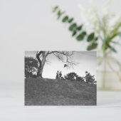 Carte Postale Deux garçons volent un cerf-volant sur la colline (Debout devant)