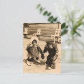 Carte Postale Deux Jeunes Chimpanzés tenant Les Mains (Debout devant)