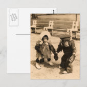 Carte Postale Deux Jeunes Chimpanzés tenant Les Mains (Devant / Derrière)