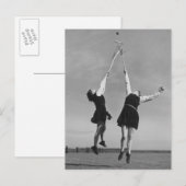 Carte Postale Deux joueurs de crosse sautent pour le ballon. (Devant / Derrière)