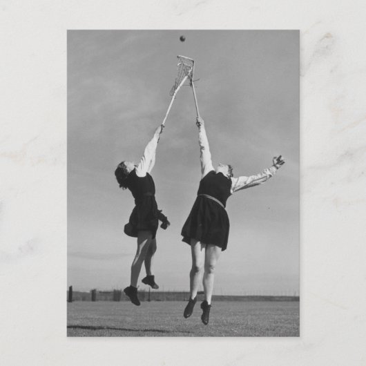 Carte Postale Deux joueurs de crosse sautent pour le ballon. (Devant)