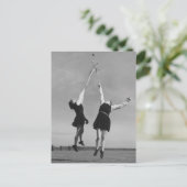 Carte Postale Deux joueurs de crosse sautent pour le ballon. (Debout devant)