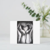 Carte Postale deux mains - un coeur (Debout devant)