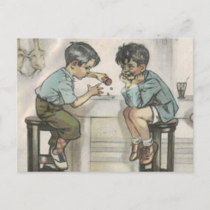 Carte Postale Deux petits garçons jouant avec des dés