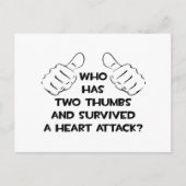 Carte Postale Deux pouces et a survécu à une attaque cardiaque (Devant)