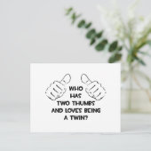 Carte Postale Deux pouces .. Twin (Debout devant)