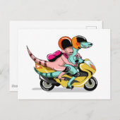 Carte Postale Deux raptors de dessin animé à scooter. (Devant / Derrière)