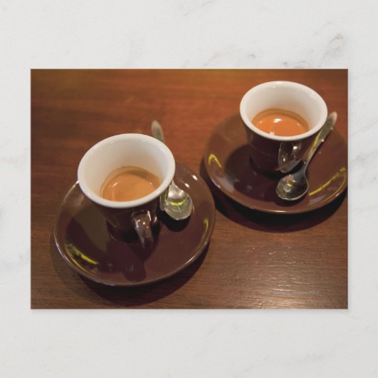Carte Postale deux tasses de café expresso fraîchement moulé sur (Devant)