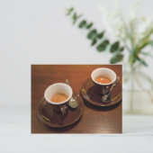 Carte Postale deux tasses de café expresso fraîchement moulé sur (Debout devant)