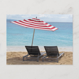 CARTE POSTALE DEUX TRANSATS DE PLAGE SOUS UN PARAPLUIE
