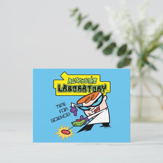 Carte Postale Dexter avec télécommande (Debout devant)