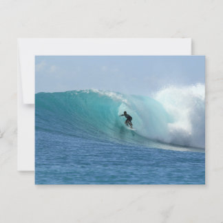 Carte postale d'homme surfant sur une vague