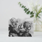 CARTE POSTALE D'HOMMES DE SOUCOUPE (Debout devant)