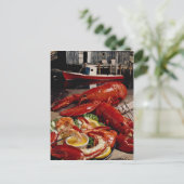 Carte Postale Dîner de langouste fraîche de l'Atlantique au pois (Debout devant)