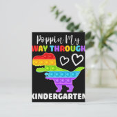Carte Postale Dinosaur Poppin My Way Through Kindergarten (Debout devant)