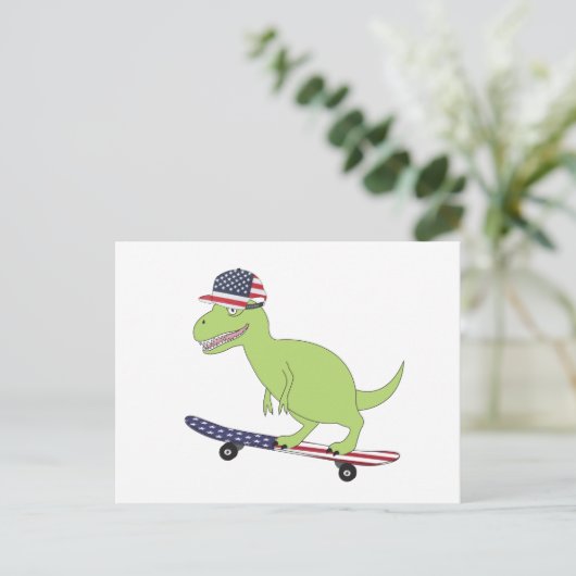 Carte Postale Dinosaure de skateboard avec drapeau américain (Debout devant)