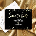 Carte Postale D'invitation À Feuilles D'aluminium Bat mitzvah Enregistrer Date Gras Script Noir Vrai<br><div class="desc">Assurez-vous que tous vos amis et parents pourront célébrer le Bat mitzvah de votre fille! Envoyez cette carte postale faire-part étonnante, moderne, "Save the Date". Un véritable script graphique de calligraphie de feuille d'or, Star of David, et des points de confetti, superposent un arrière - plan noir riche, dramatique. Personnalisez...</div>