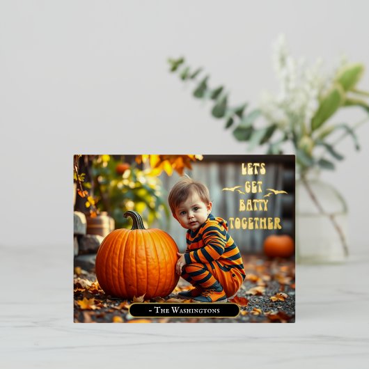 Carte Postale D'invitation À Feuilles D'aluminium Bébé adorable avec Citrouille Halloween (Debout devant)
