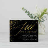 Carte Postale D'invitation À Feuilles D'aluminium Black & Gold Confetti Script Surprise Party (Debout devant)