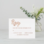 Carte Postale D'invitation À Feuilles D'aluminium Rose blanche or moderne calligraphie scriptée RSVP (Debout devant)