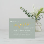Carte Postale D'invitation À Feuilles D'aluminium Sage moderne & Gold Script Surprise fête d'anniver (Debout devant)