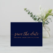 Carte Postale D'invitation À Feuilles D'aluminium Script moderne Enregistrer la date Mariage Bleu Ro (Debout devant)