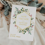Carte Postale D'invitation À Feuilles D'aluminium Vert doré sur blanc | Noël Enregistrer la date<br><div class="desc">Ces magnifiques mariages de Noël sauvez la date feuille d'or carte postale avec verdure et feuilles de vacances avec feuilles verts et des baies sèches rouges, et un cadre centre feuille d'or sur un arrière - plan blanc moderne. Il y a de la place sur le dos pour une petite...</div>