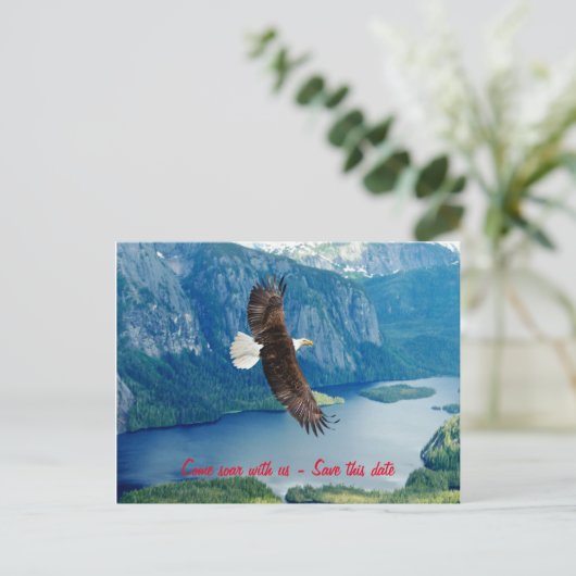 Carte postale d'invitation d'aigle s'élevant (Debout devant)