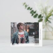 Carte Postale Diplôme photo Décontracté étudiant contemporain (Debout devant)