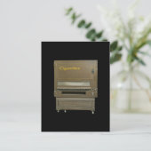 Carte Postale Distributeur de cigarettes vintage (Debout devant)