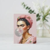 Carte Postale Diva avec foulard floral soufflant bulle gomme (Debout devant)