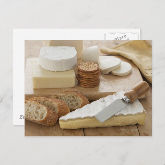 Carte Postale Divers fromages et pains sur table (Devant / Derrière)
