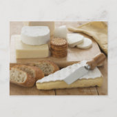 Carte Postale Divers fromages et pains sur table (Devant)