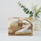 Carte Postale Divers fromages et pains sur table (Debout devant)