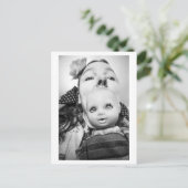 Carte Postale Doll Portrait - The Doll Whisperer (Debout devant)