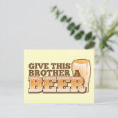 Carte Postale Donne une BIÈRE à ce frère ! (Debout devant)