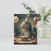 Carte Postale Dragon de Komodo assis à une table avec un gâteau  (Debout devant)