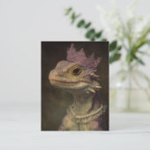 Carte Postale Dragon mignon en Couronne violette et perles (Debout devant)