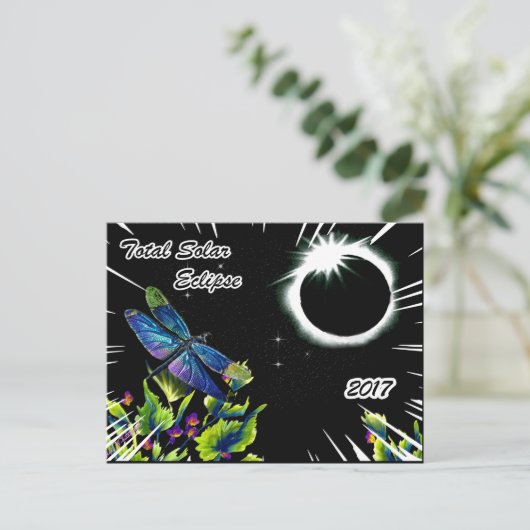 Carte Postale Dragonfly Observe the Total Solar Eclipse 2017 (Debout devant)