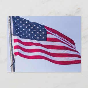 Carte Postale Drapeau américain flottant haut contre un ciel ble
