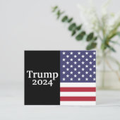 Carte Postale Drapeau américain Trump 2024 sur fond noir (Debout devant)