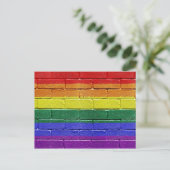 Carte Postale drapeau arc-en-ciel (Debout devant)