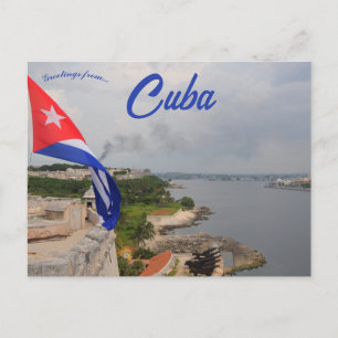 Carte Postale Drapeau cubain flottant à un fort à Cuba