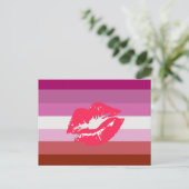 Carte Postale Drapeau de fierté lesbienne au rouge à lèvres (Debout devant)