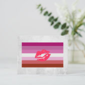 Carte Postale Drapeau de fierté lesbienne au rouge à lèvres (Debout devant)