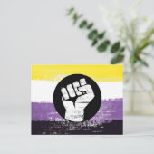 Carte Postale Drapeau de protestation peint non binaire (Debout devant)