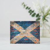 Carte Postale Drapeau écossais sur un mur de briques (Debout devant)