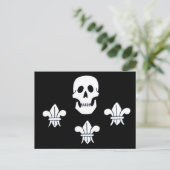 CARTE POSTALE DRAPEAU JOLLY ROGER ET TROIS LIEUX (Debout devant)