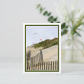 Carte Postale Drapeau rouge sur les dunes (Debout devant)